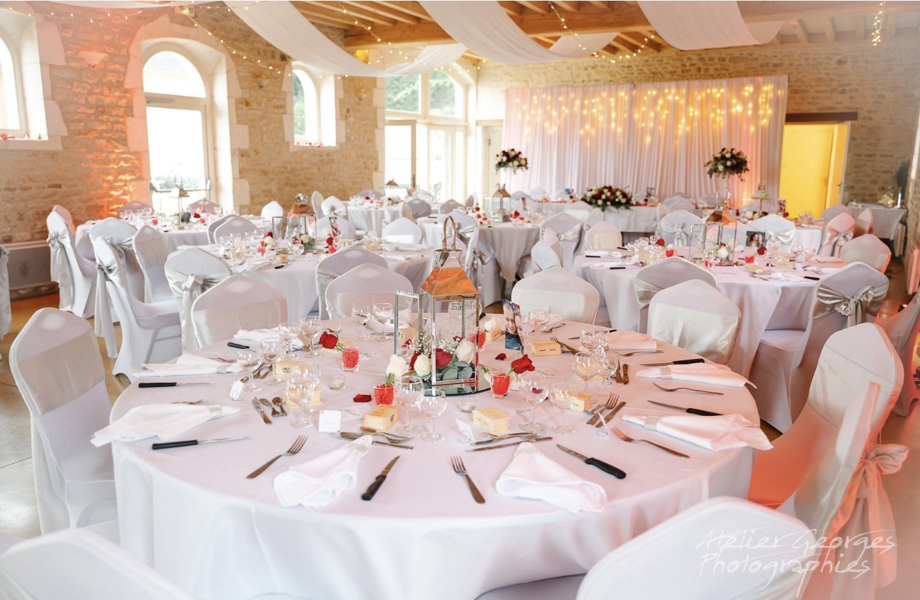 Décoration lieu de réception, rideaux lumineux, tentures plafond, guirlandes plafond, nappes, serviettes, nœuds de chaises, housses de chaises en lycra, lanternes, fleurs et graphisme